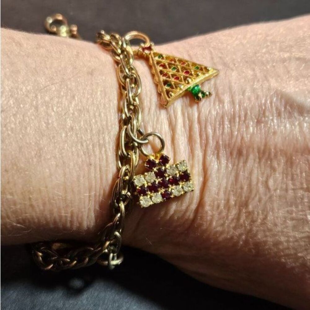 Vintage gold tone Christmas charm bracelet 7"